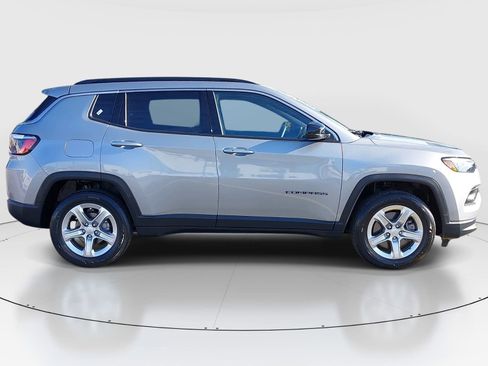 Used 2023 Jeep Compass Latitude image 4