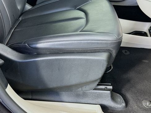 Used 2023 Chrysler Pacifica Touring-L FWD image 22