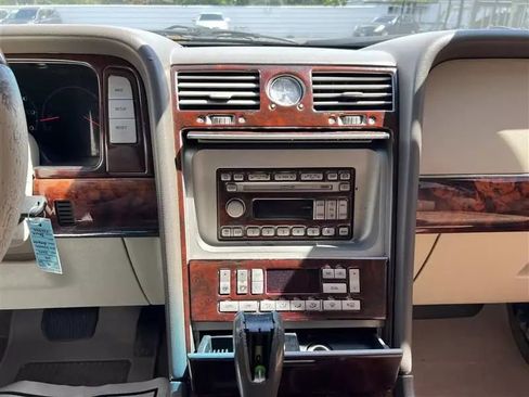 Used 2004 Lincoln Navigator 2WD image 21