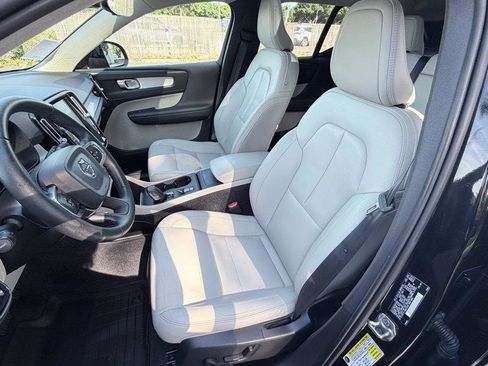 Used 2019 Volvo XC40 T5 Momentum image 7