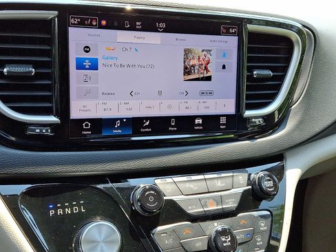 Used 2023 Chrysler Pacifica Touring-L FWD image 19