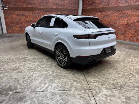 Used 2022 Porsche Cayenne Platinum Edition image 4