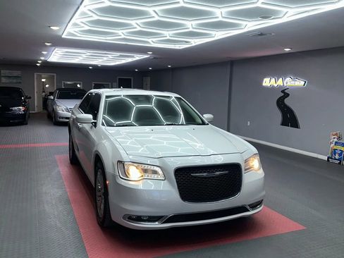 Used 2016 Chrysler 300 Limited image 1