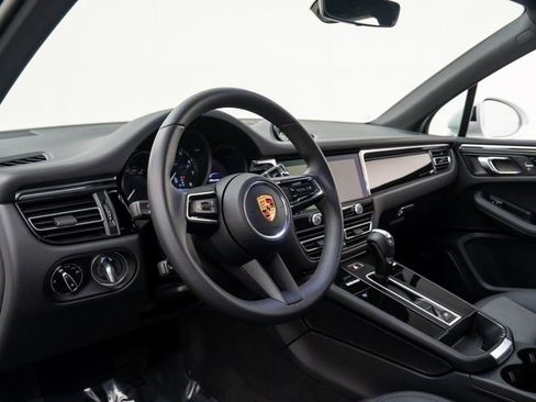 Used 2025 Porsche Macan image 4