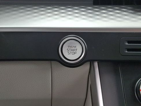 Used 2024 Kia Carnival LX FWD image 21