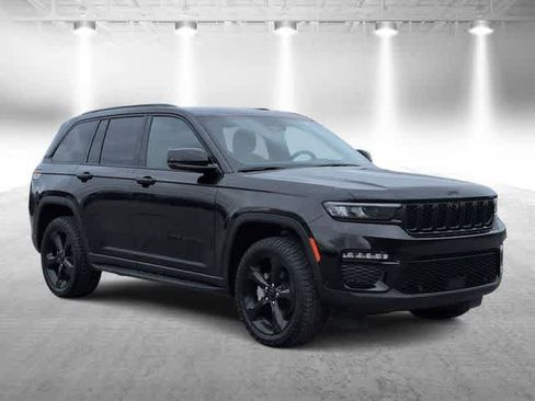 Used 2024 Jeep Grand Cherokee Limited w/ Luxury Tech Group II AWD/4WD image 2