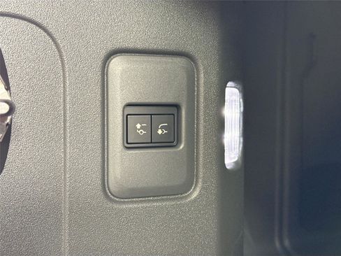 Used 2025 Land Rover Defender 110 X-Dynamic SE image 39