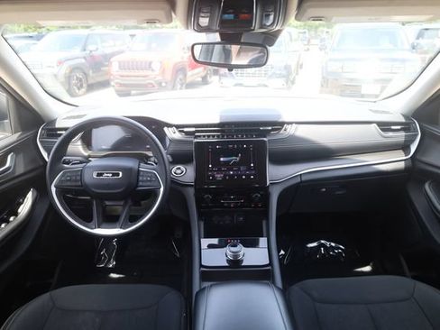Used 2024 Jeep Grand Cherokee Laredo AWD/4WD image 11