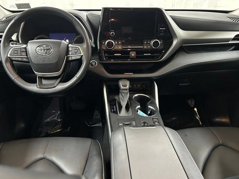 Used 2023 Toyota Highlander XLE AWD/4WD image 16
