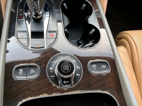 Used 2017 Bentley Bentayga AWD/4WD image 27