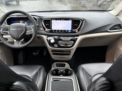 Used 2023 Chrysler Pacifica Touring-L image 10