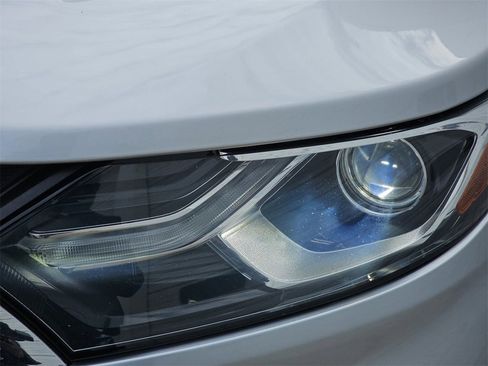 Used 2018 Chevrolet Equinox LT image 36