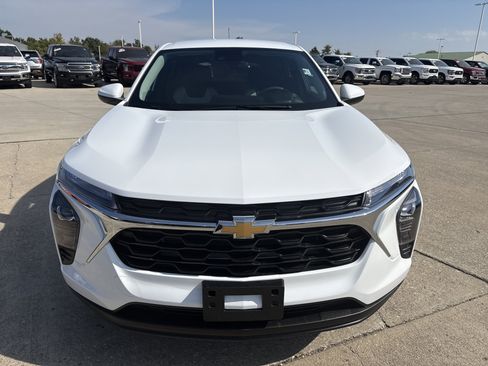 Used 2025 Chevrolet Trax LS w/ LS Convenience Package image 2