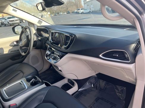 Used 2023 Chrysler Pacifica Touring-L image 16