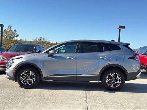 Used 2024 Kia Sportage LX image 8