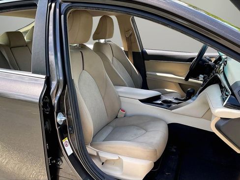 Used 2018 Toyota Camry LE FWD image 22
