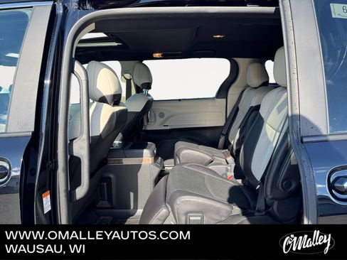 Used 2025 Toyota Sienna Platinum AWD/4WD image 11