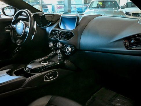 Used 2022 Aston Martin V8 Vantage Coupe image 22