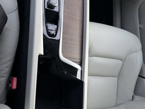 Used 2022 Volvo XC60 B5 Momentum image 15