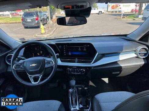 Used 2025 Chevrolet Trax LT w/ LT Convenience Package FWD image 14