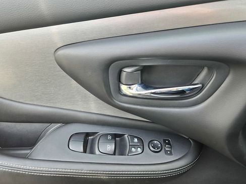 Used 2019 Nissan Murano SV w/ Premium Package image 16