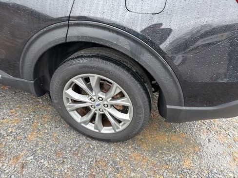 Used 2022 Ford Explorer XLT w/ Equipment Group 202A image 6