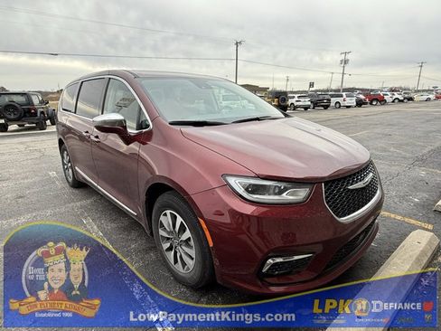 Used 2022 Chrysler Pacifica Limited image 1