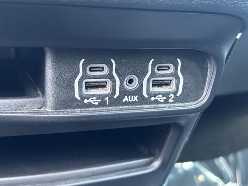 Used 2024 Chrysler Pacifica Touring FWD image 22
