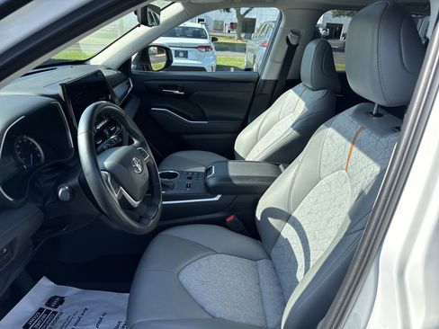 Used 2023 Toyota Highlander Bronze Edition image 14