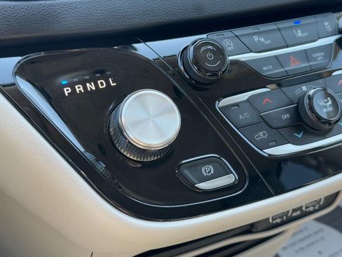 Used 2024 Chrysler Pacifica Touring-L FWD image 21