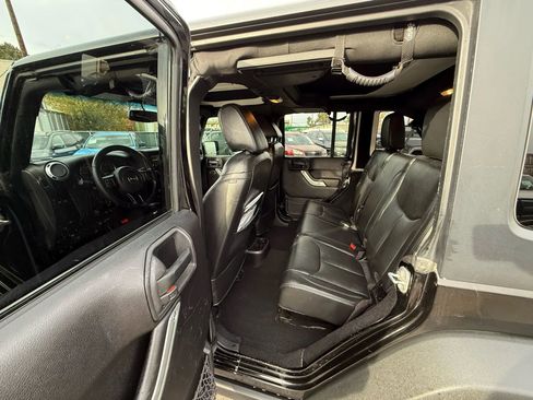 Used 2015 Jeep Wrangler Unlimited Rubicon w/ Connectivity Group image 15