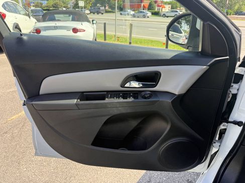 Used 2016 Chevrolet Cruze LT w/ Technology Package FWD image 22