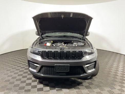 Used 2023 Jeep Grand Cherokee Altitude AWD/4WD image 11