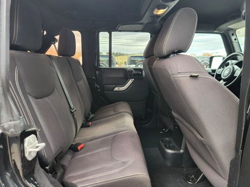 Used 2015 Jeep Wrangler Unlimited Sahara w/ Connectivity Group AWD/4WD image 39