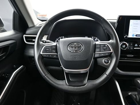 Used 2024 Toyota Highlander LE image 32