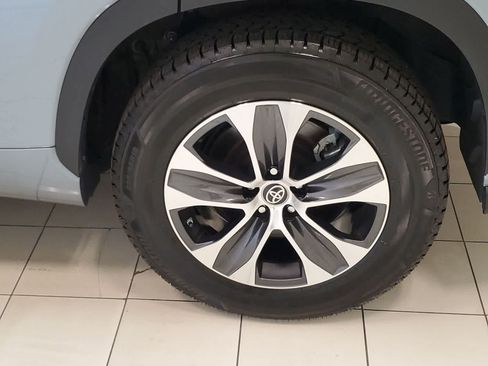Used 2023 Toyota Highlander XLE FWD image 24