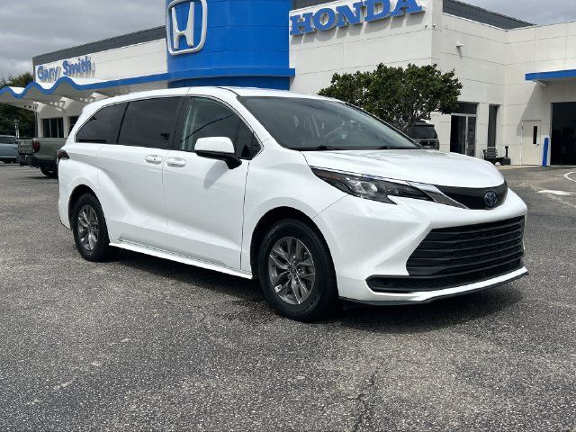 Used 2024 Toyota Sienna LE AWD/4WD image 8