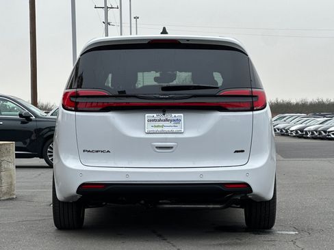 New 2026 Chrysler Pacifica Select image 5