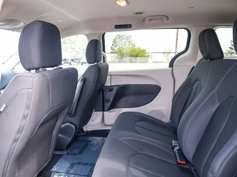 Used 2019 Chrysler Pacifica L image 18