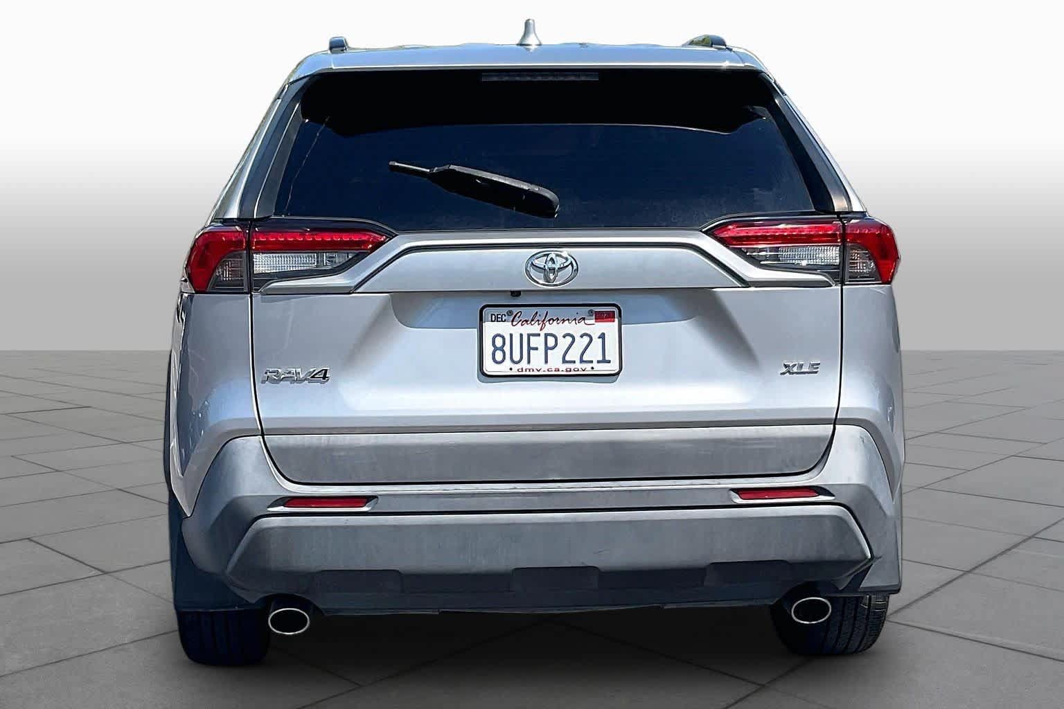 Used 2021 Toyota RAV4 XLE Premium FWD image 4