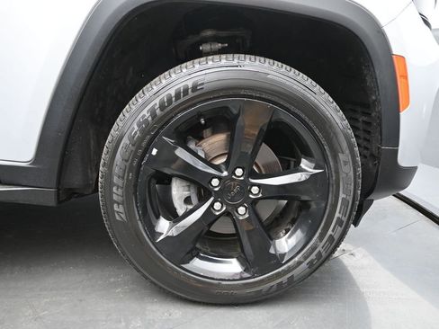 Used 2024 Jeep Grand Cherokee Altitude image 42