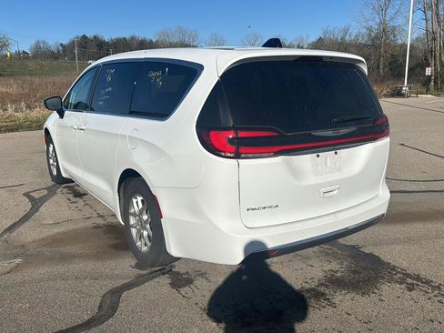 Used 2024 Chrysler Pacifica Touring-L image 3