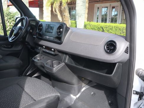 Used 2019 Mercedes-Benz Sprinter 2500 image 40