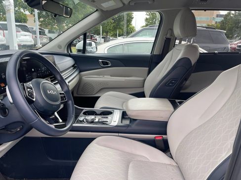 Used 2025 Kia Carnival EX FWD image 5