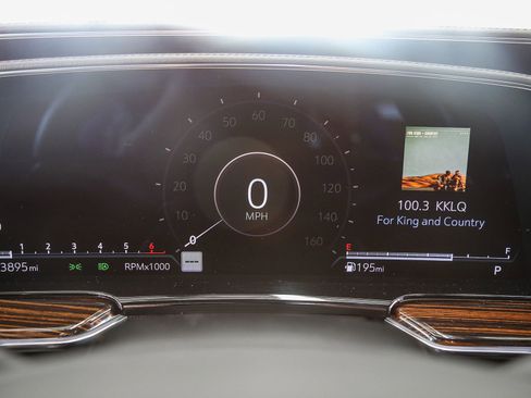 Used 2022 Cadillac Escalade Premium Luxury RWD image 25
