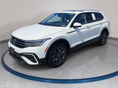 Used 2022 Volkswagen Tiguan SE FWD image 1