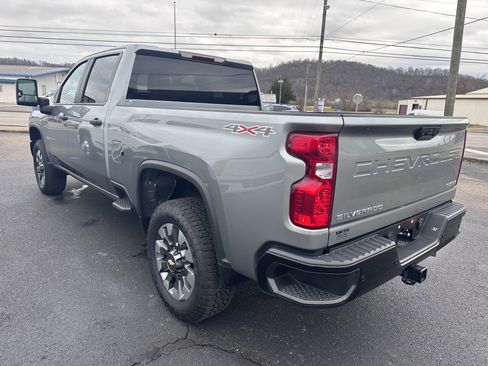 Used 2024 Chevrolet Silverado 2500 Custom w/ Custom Value Package image 4