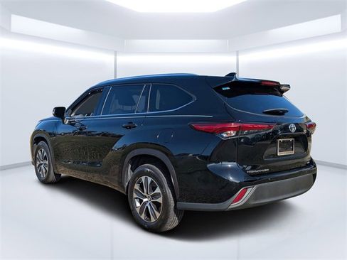 Used 2021 Toyota Highlander XLE image 5