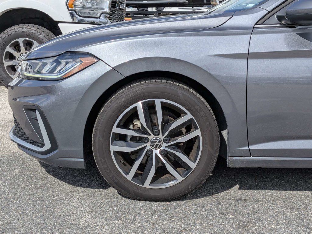 Used 2025 Volkswagen Jetta SE FWD image 11