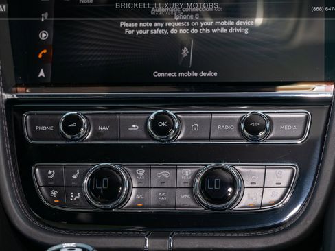 Used 2021 Bentley Bentayga Plug-In Hybrid AWD/4WD image 27